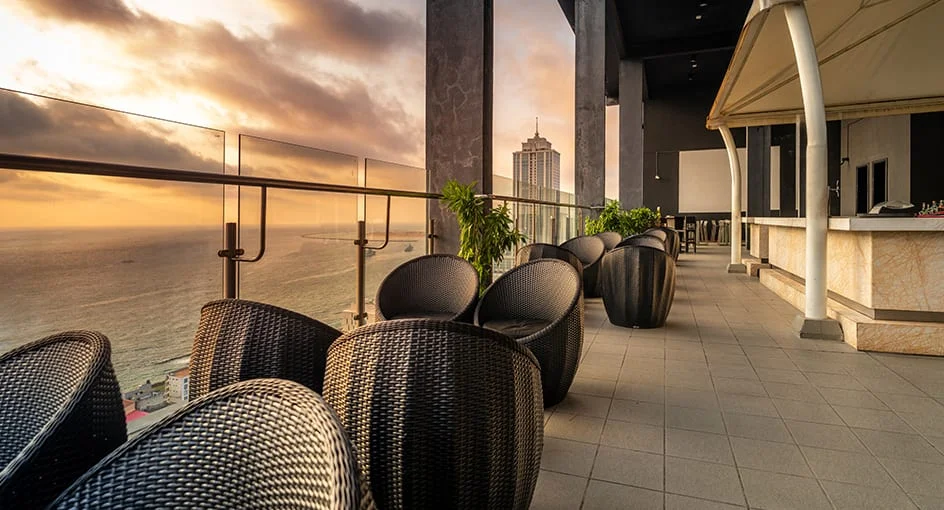 Vistas Rooftop Bar & Lounge