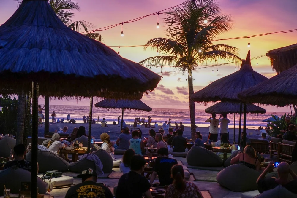  Enjoy Cocktails at a Beach Bar