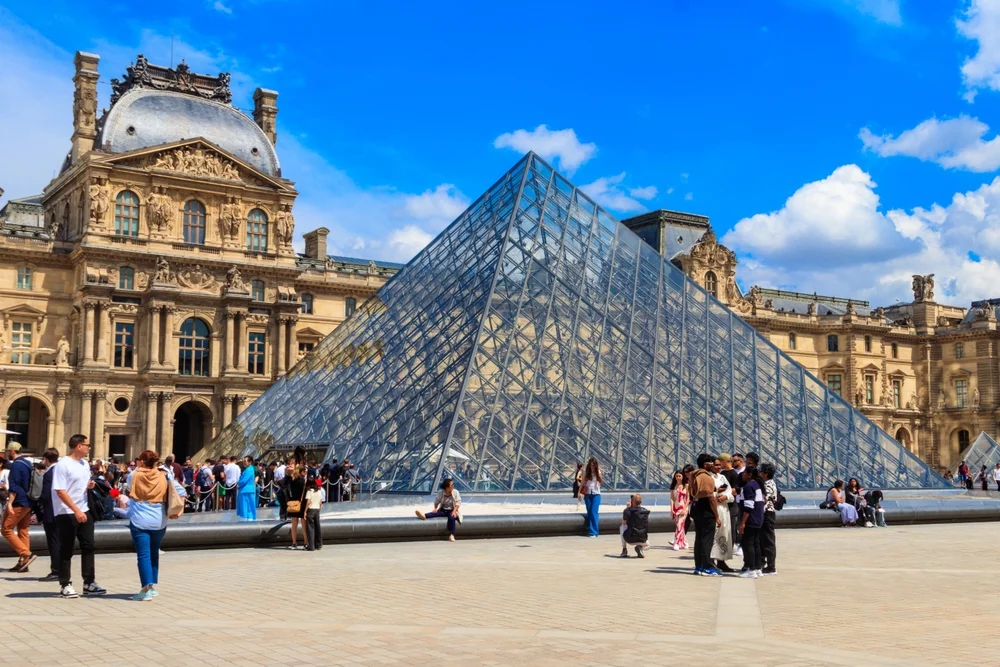  Louvre Museum