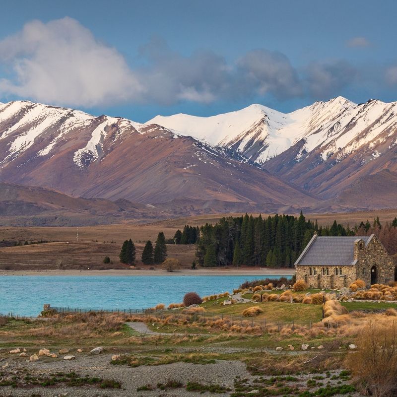 De Church of the Good Shepherd, een stenen kerkje aan het turkooizen Lake Tekapo met de Southern Alps op de achtergrond, Nieuw-Zeeland