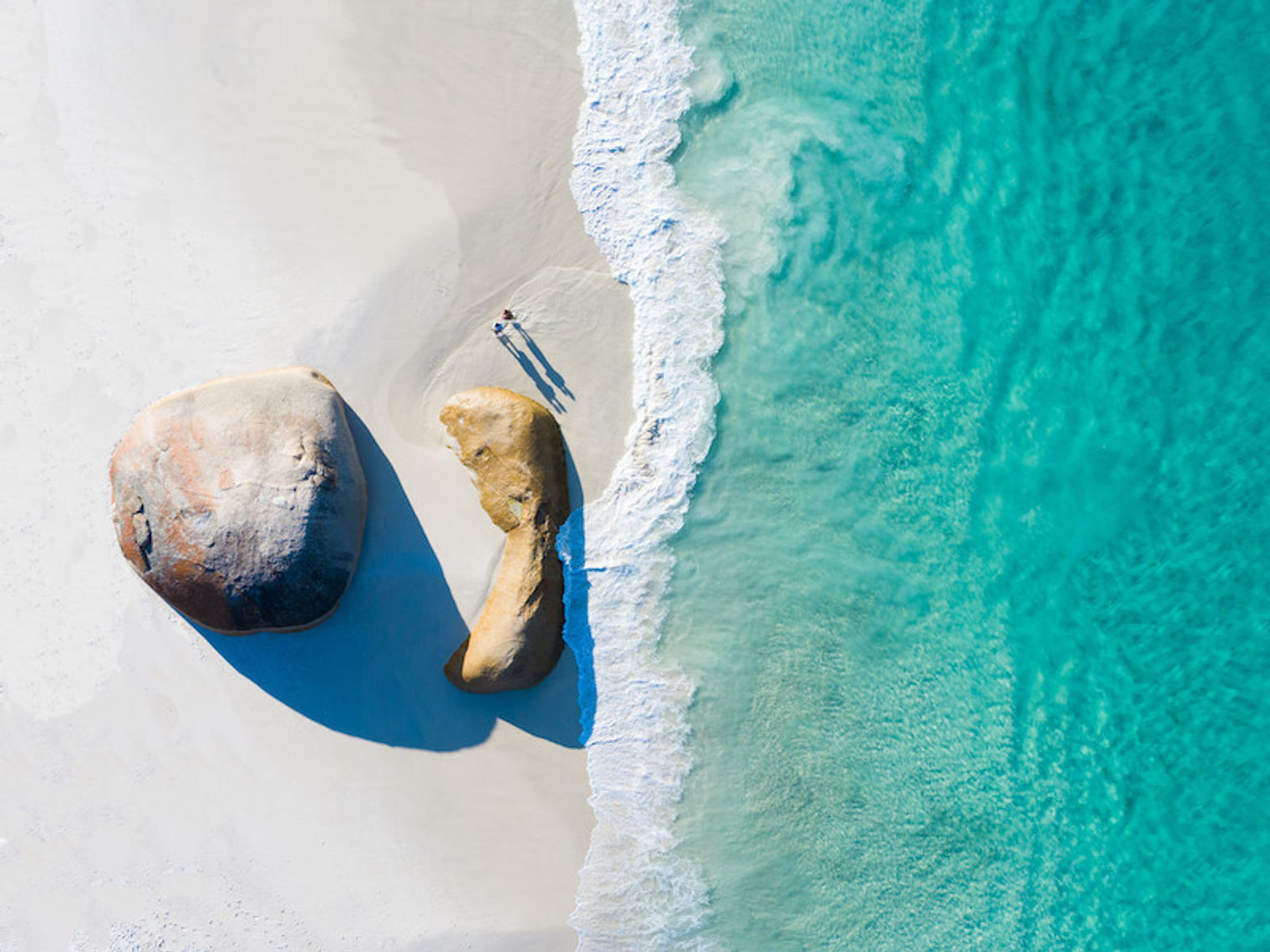 Luftaufnahme von zwei Personen, die am Little Beach in Albany, Australien, spazieren gehen