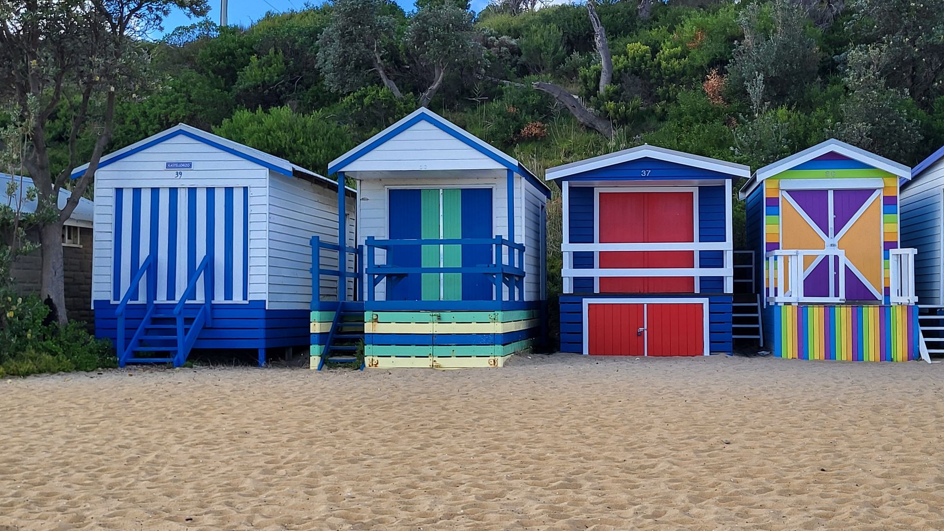 Bunte Strandhäuschen am Sand, Melbourne, Australien