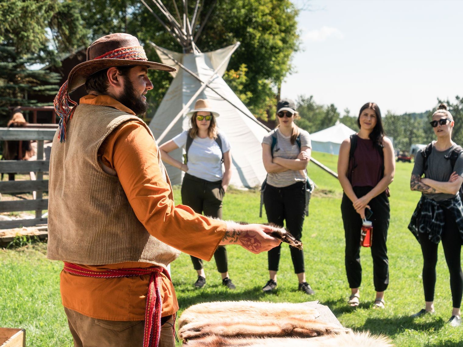 Ein indigener Métis-Führer hält einen Vortrag vor einer Gruppe von Touristen in Alberta, Kanada.