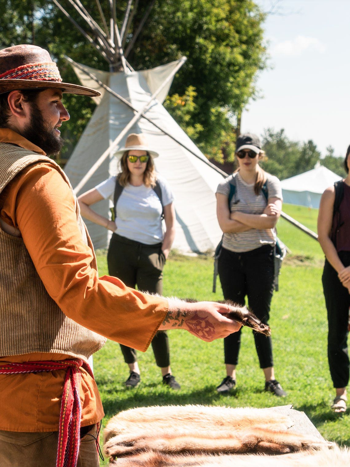 Ein indigener Métis-Führer hält einen Vortrag vor einer Gruppe von Touristen in Alberta, Kanada.