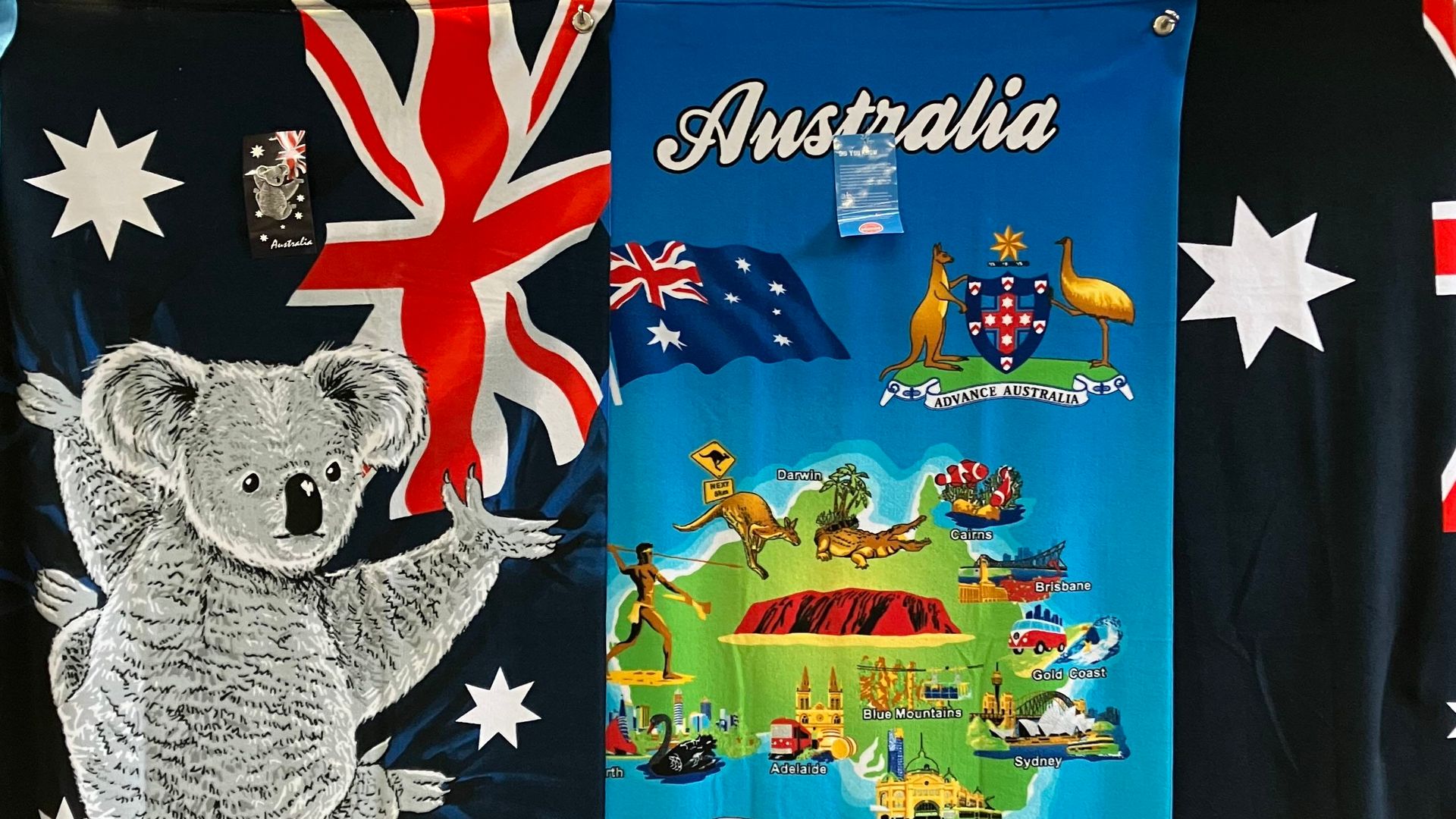 Souvenir strandlakens met Australische motieven zoals koala's en kangoeroes te koop op Queen Victoria Market, Melbourne