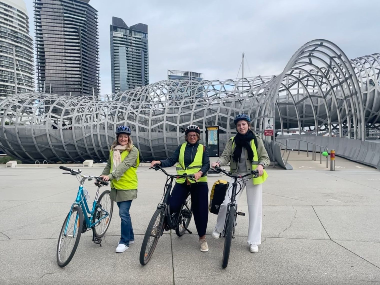 Drie vrouwen poseren met hun fiets in Melbourne