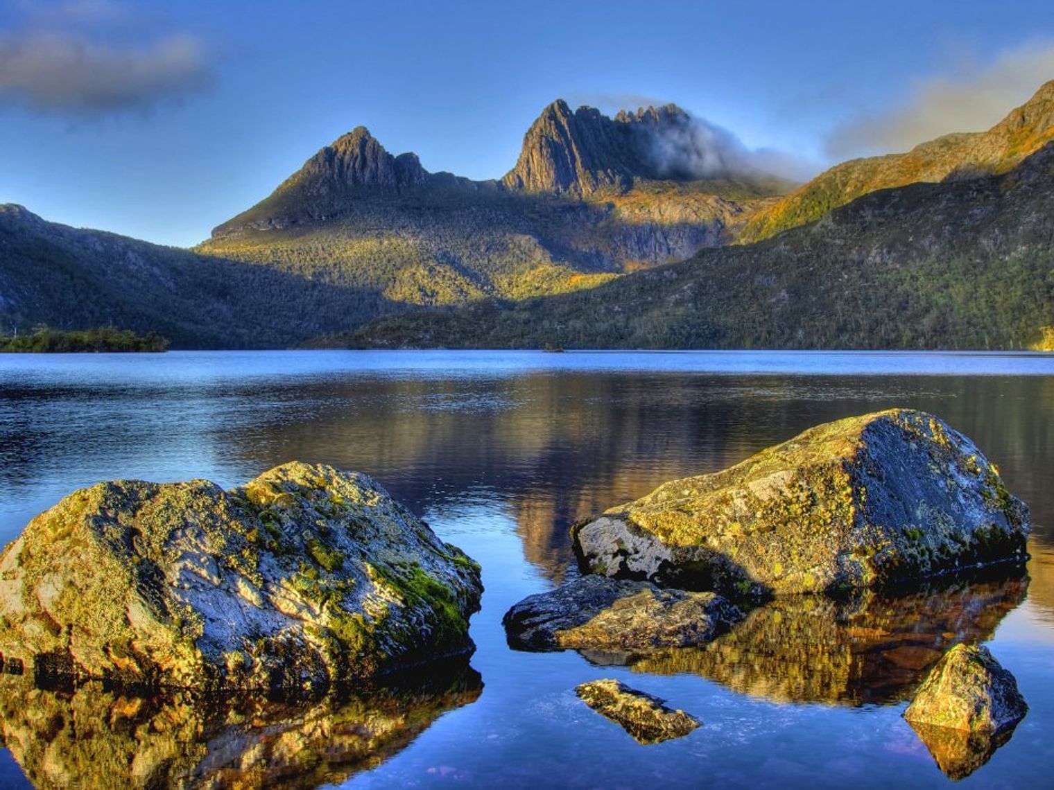 Cradle Mountain achter Dove Lake in Tasmanië