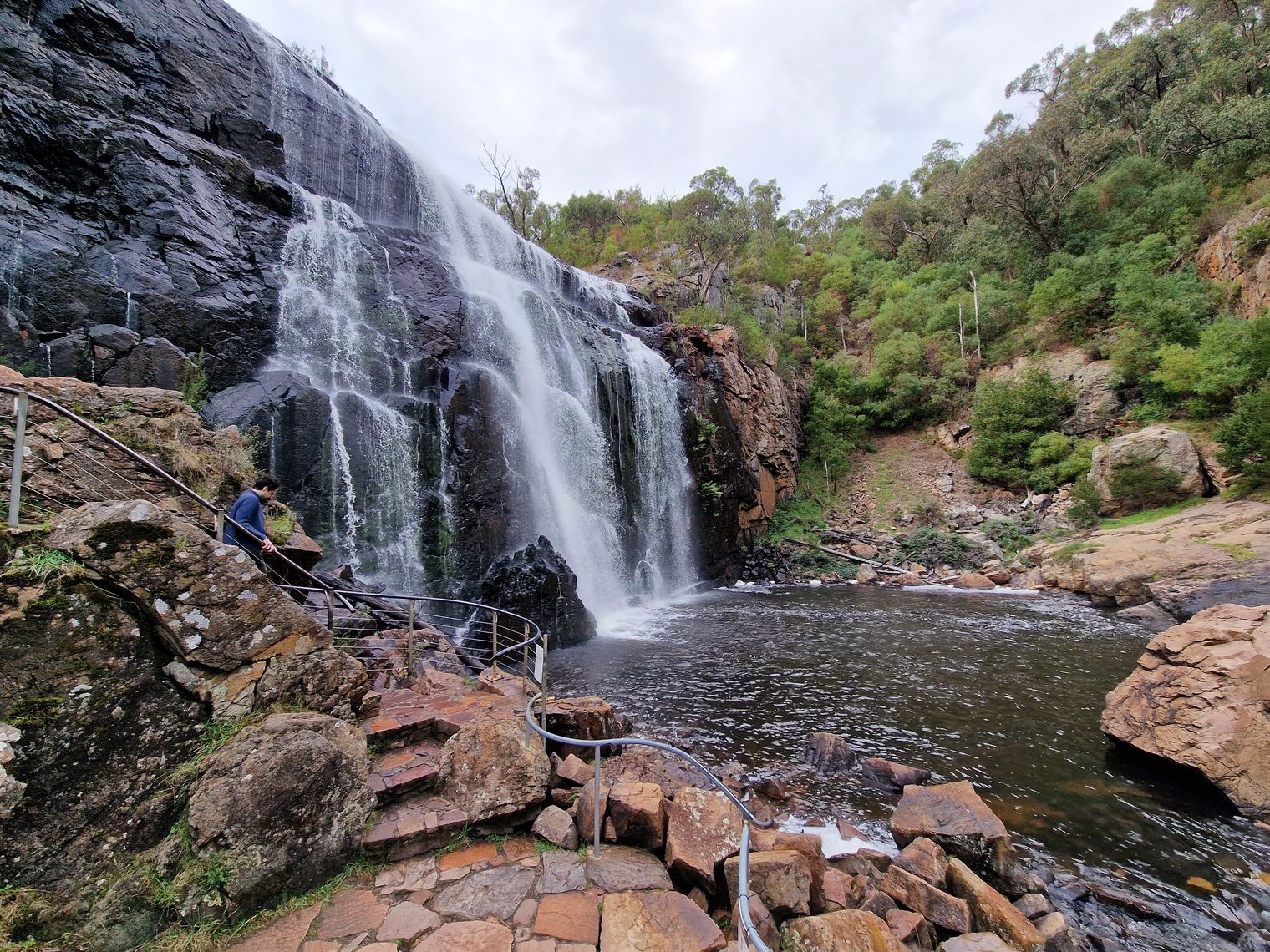 Eine Besuchertreppe führt hinunter zu den McKenzie Falls in den Grampians, Victoria, Australien