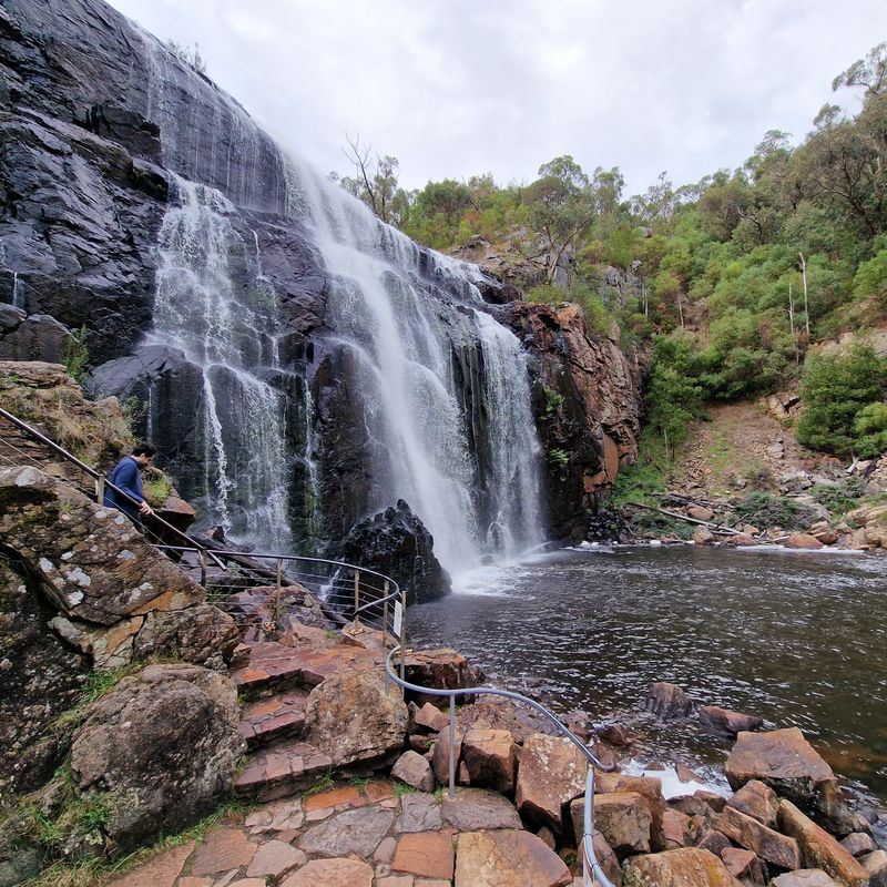 Een bezoekerstrap leidt naar de McKenzie watervallen in de Grampians, Victoria, Australië