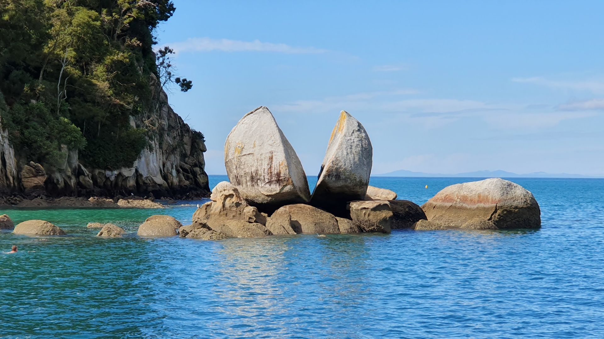 Split Apple Rock im Meer beim Abel-Tasman-Nationalpark, Neuseeland