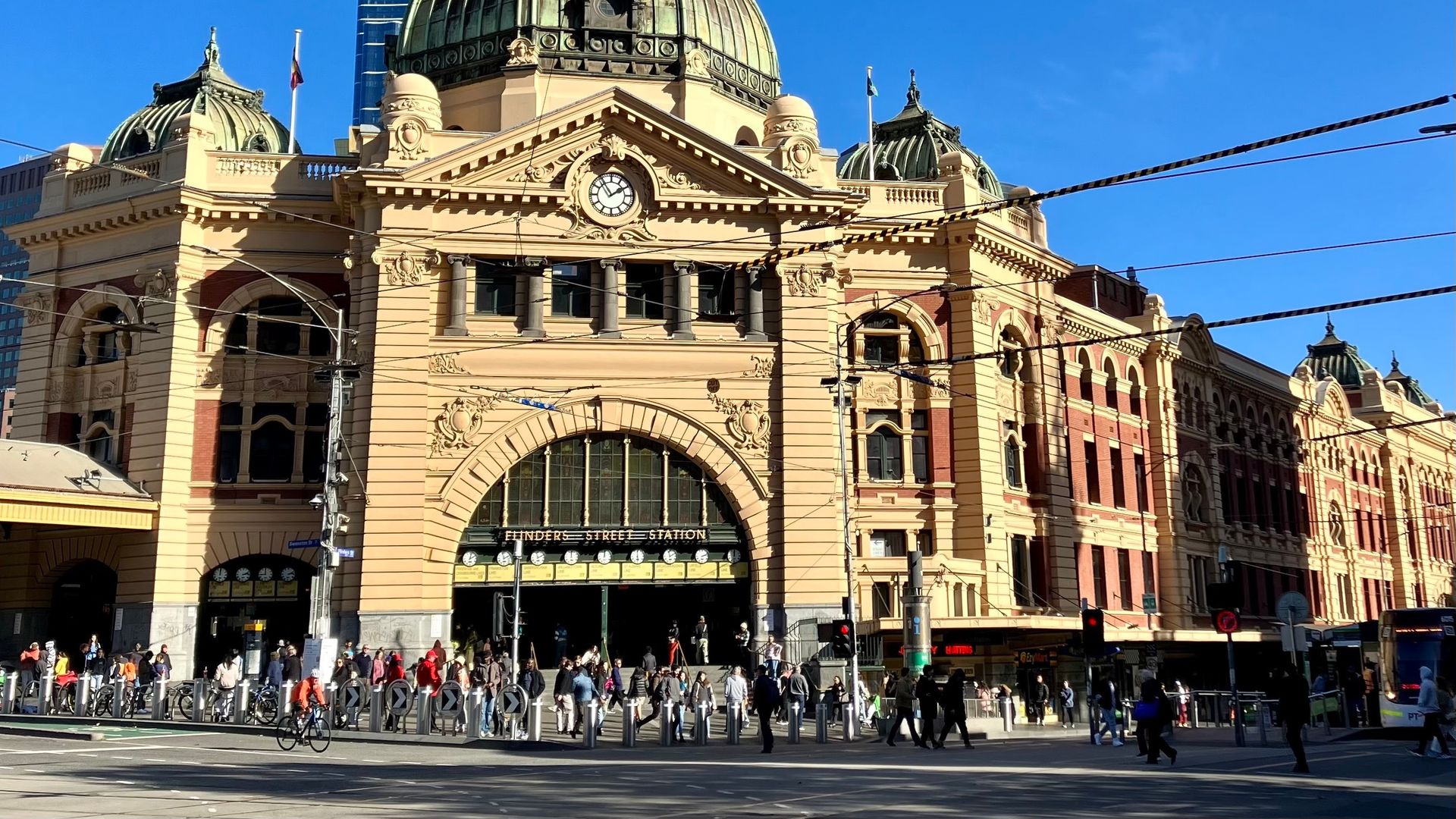 Gevel van Flinders Street Station met klokkentoren in Melbourne, Australië