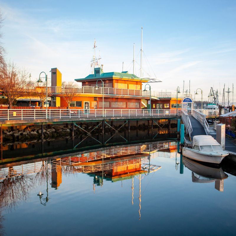 De haven van stadje Nanaimo met een pier en motorbootje