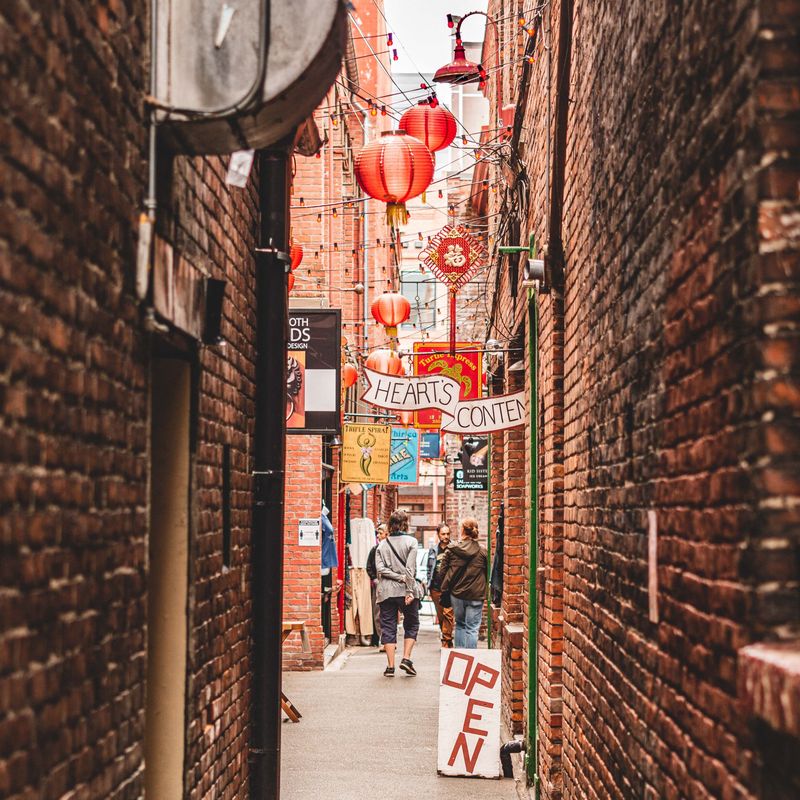 Steegje in Chinatown in Victoria met traditionele Chinese lantaarns boven de straat