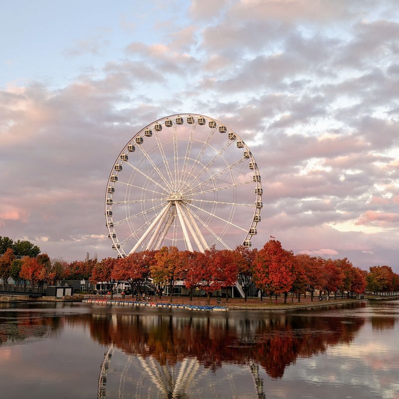 Het reuzenrad 'La Grande roue de Montreal' in Old Port