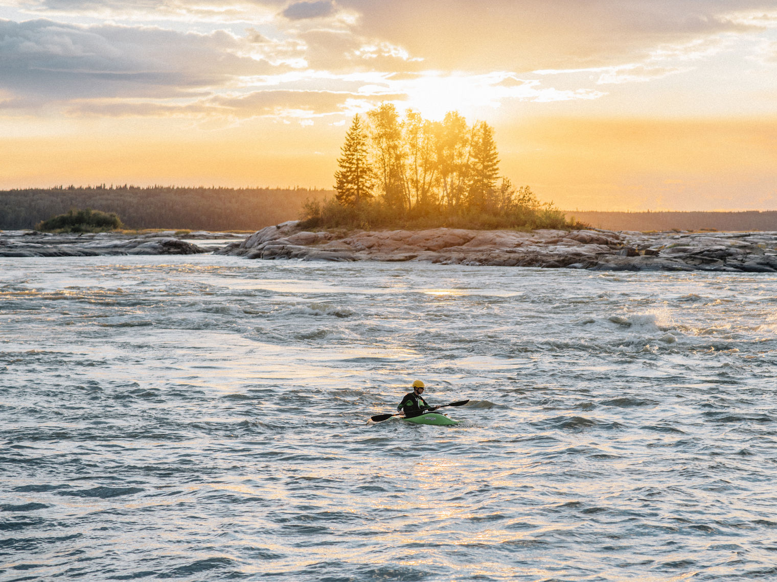 Kajakfahren auf dem Wasser in Kanada bei Sonnenuntergang