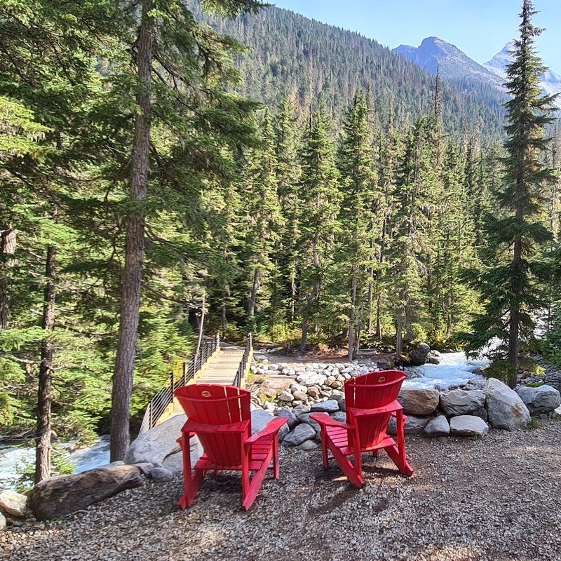 Twee rode stoelen in het Yoho National Park in British Columbia, Canada
