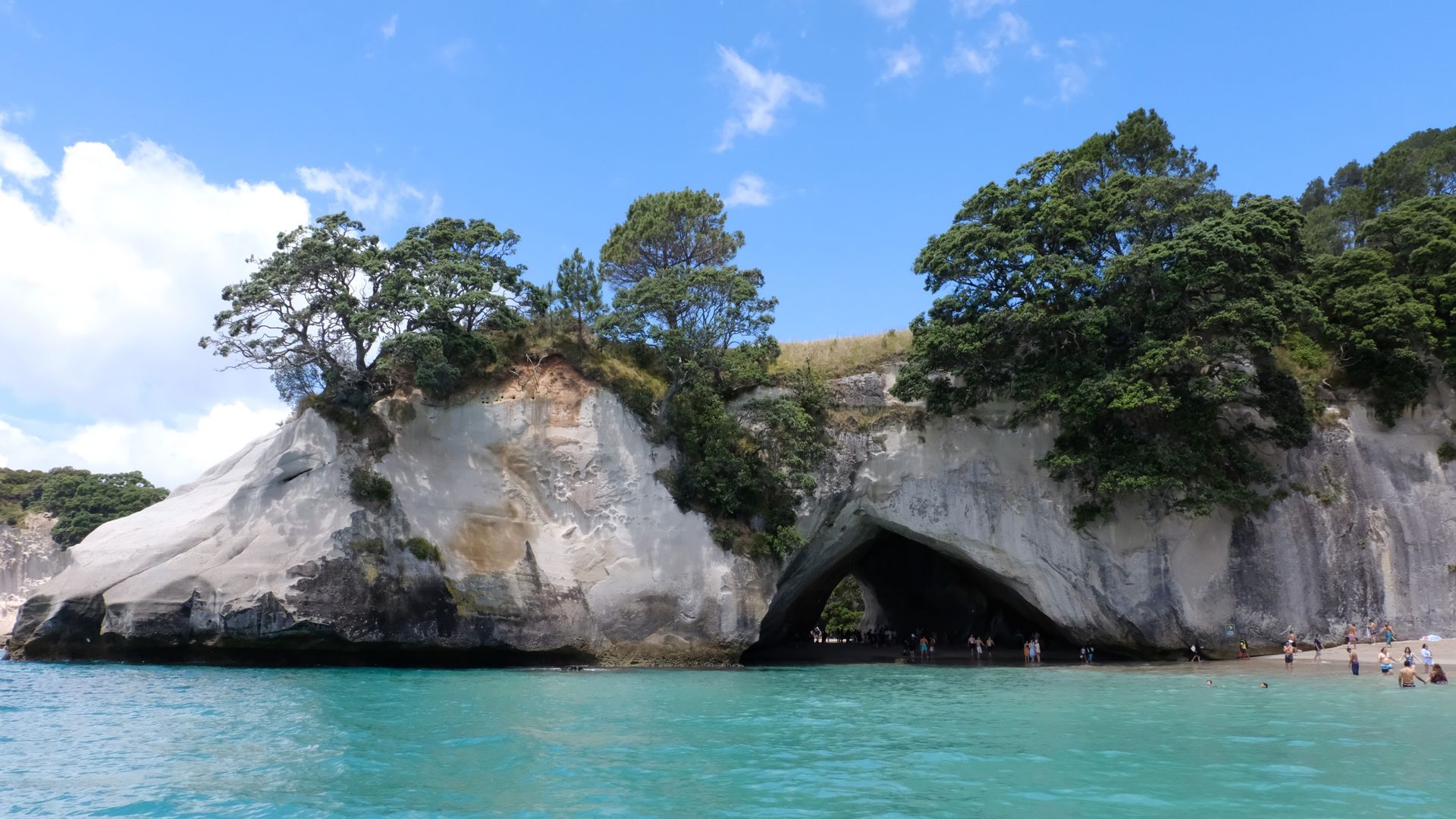 Der Felsbogen von Cathedral Cove, Coromandel-Halbinsel, Neuseeland
