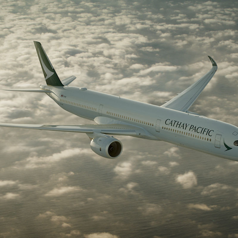 Cathay Pacific Flugzeug fliegt über den Wolken