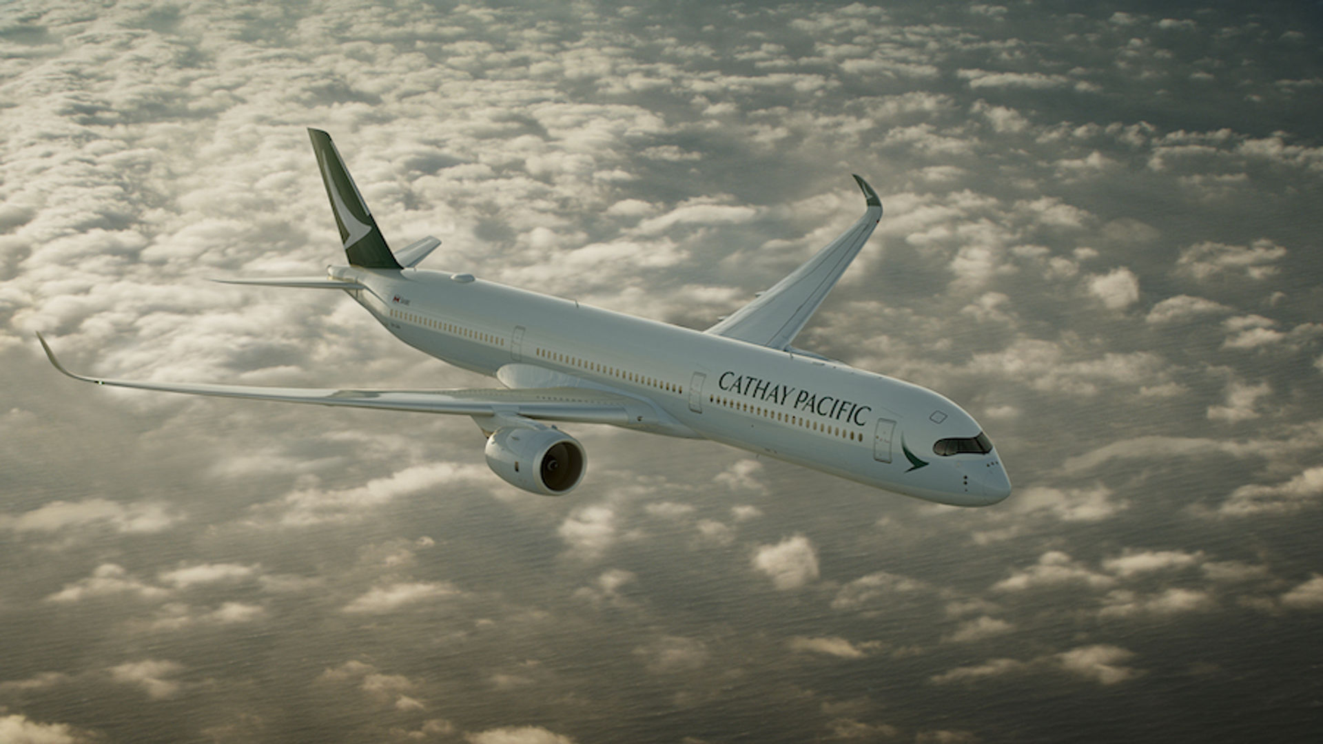 Cathay Pacific Flugzeug fliegt über den Wolken