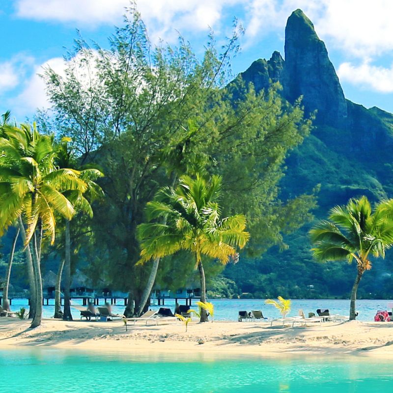 Bora Bora strand met grillige vulkanische bergen op de achtergrond