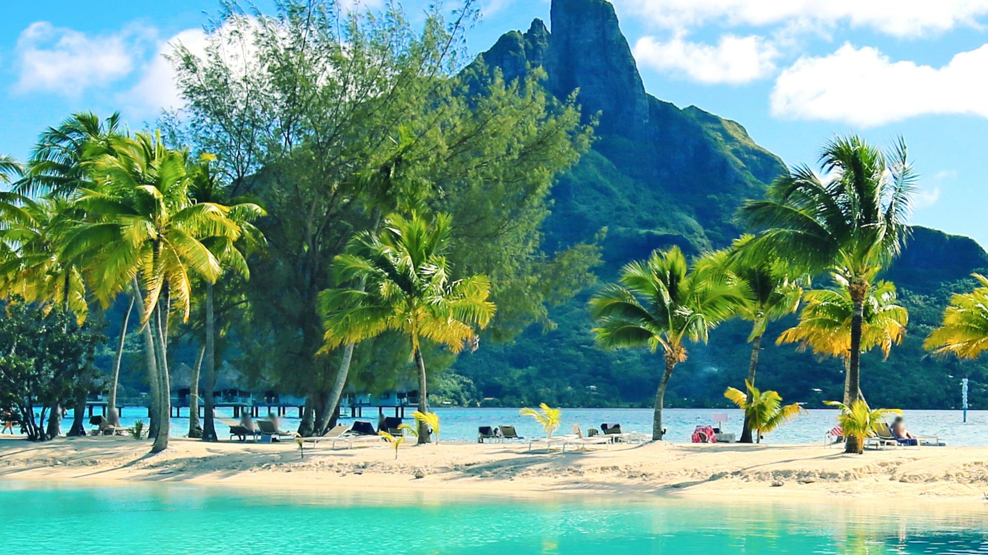 Bora Bora strand met grillige vulkanische bergen op de achtergrond