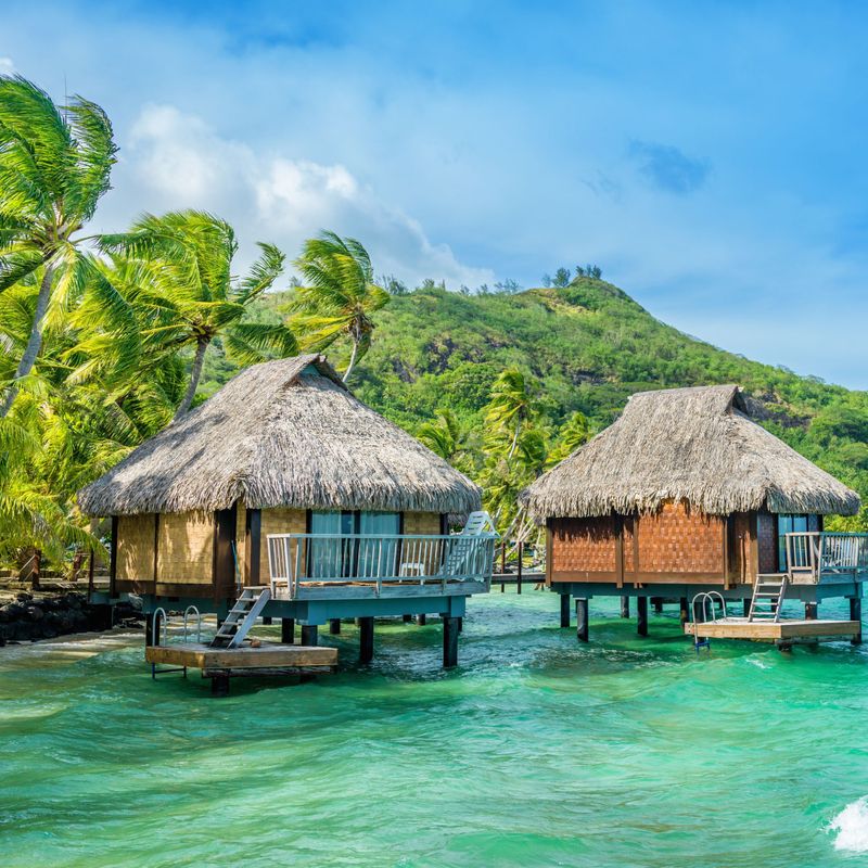 Hutten in Frans-Polynesië Tahiti op het turquoise water
