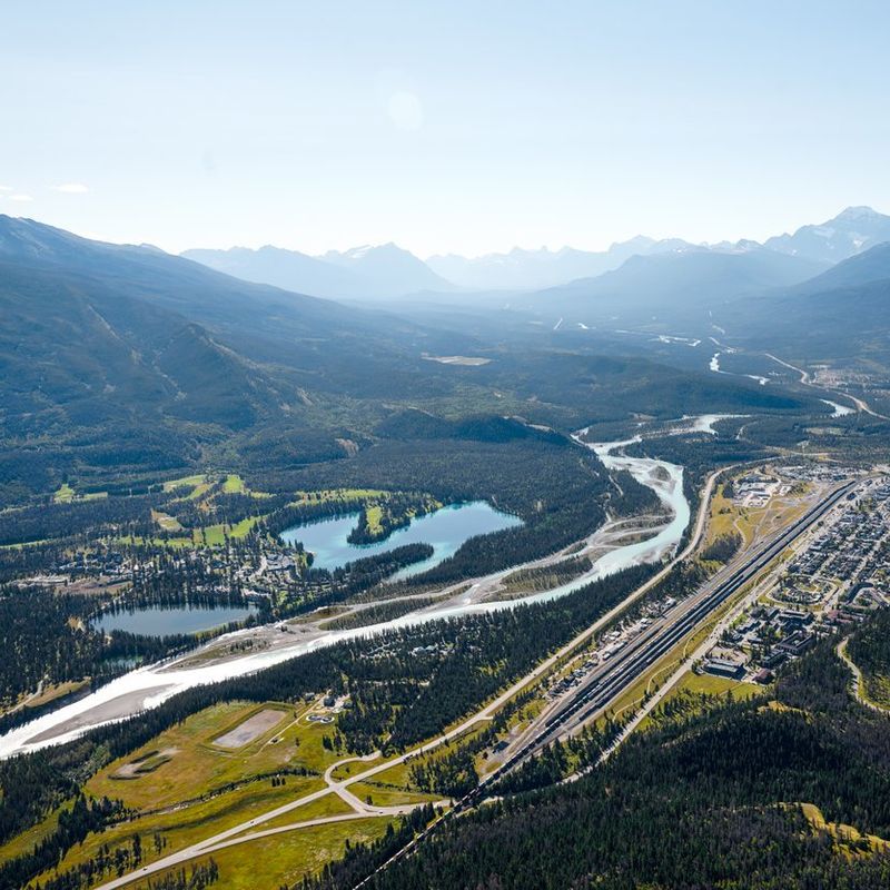 Bovenzicht van Jasper, met uitzicht op de bergen, stad en rivier die door het landschap stroomt