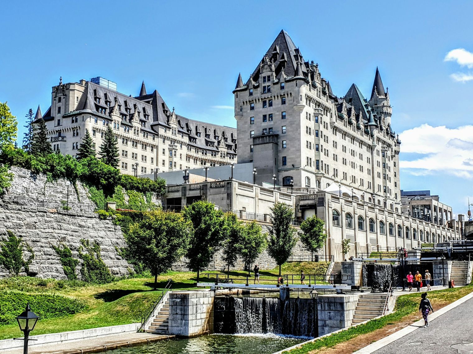 Imposantes Gebäude mit Türmen, das Hotel Châteu Laurier, in Ottawa
