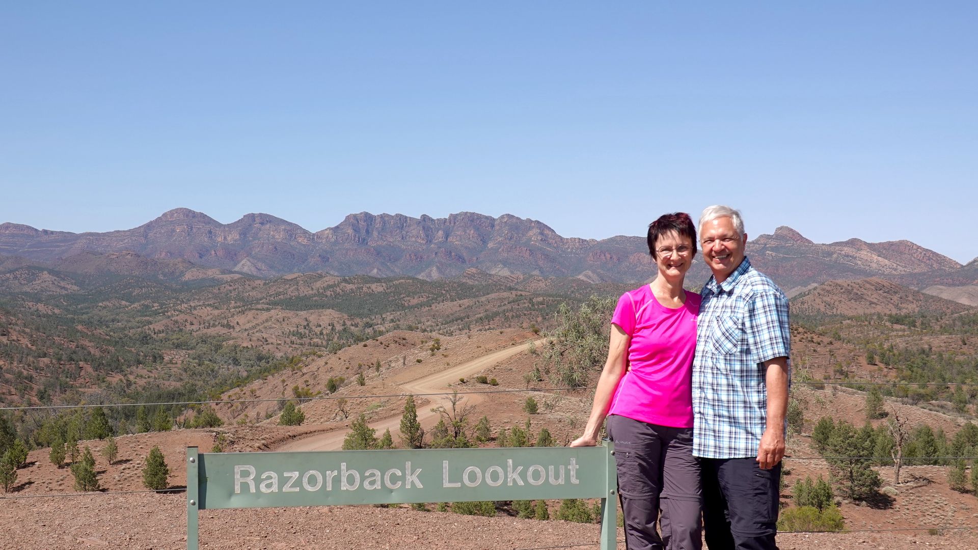 Paar am Razorback Lookout im Flinders Ranges National Park, Südaustralien