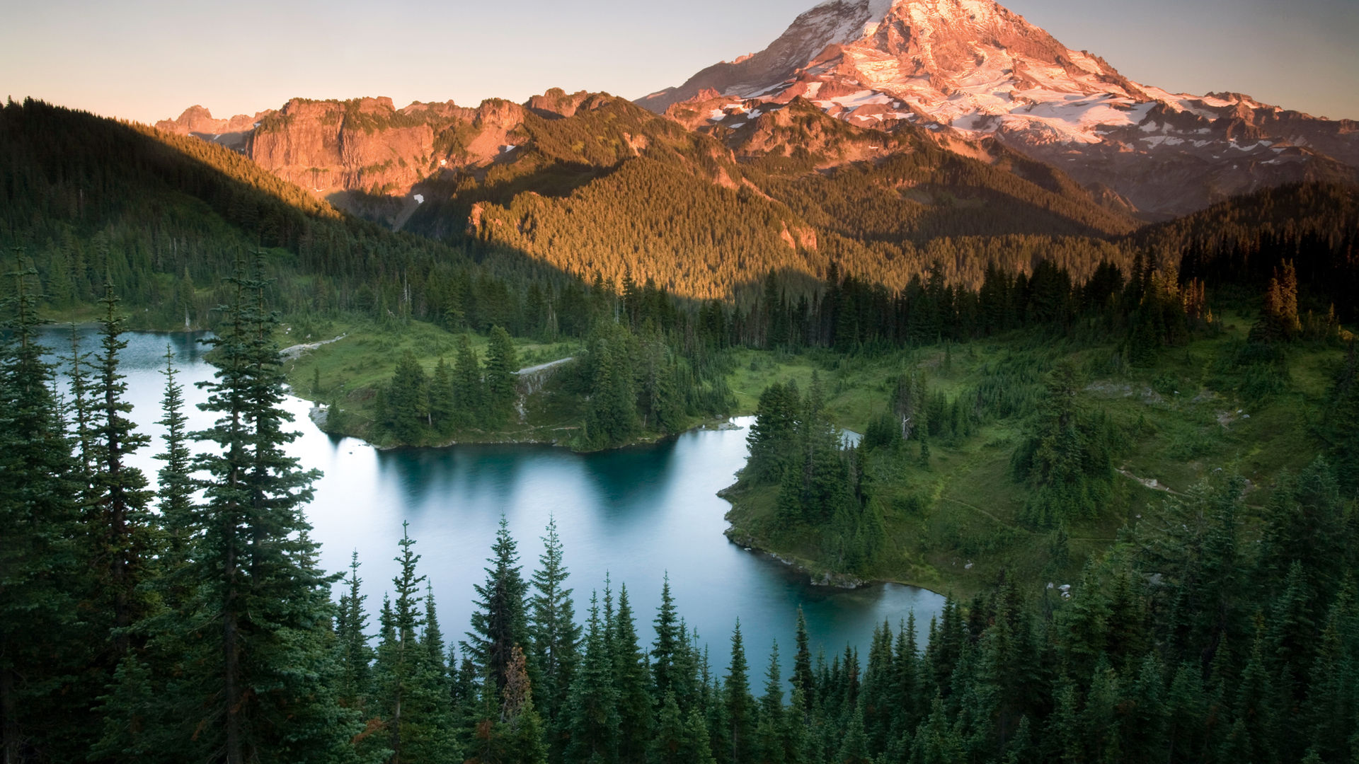 Uitzicht op Mount Rainier en de omliggende valei met bergmeer.