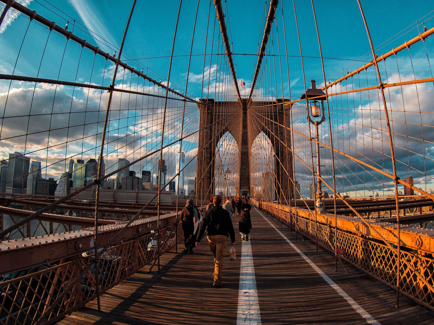 Fußgänger überqueren die Brooklyn Bridge in New York City