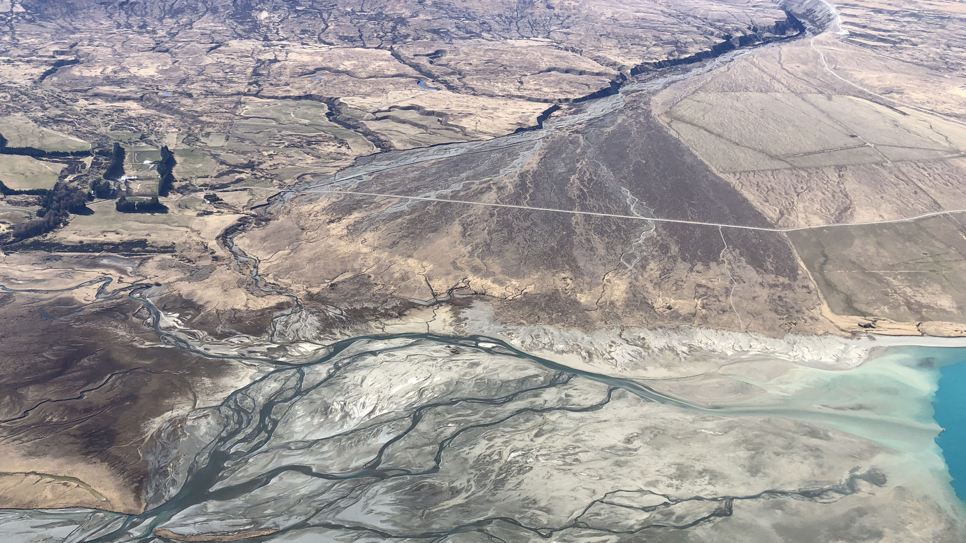 Luftaufnahme verzweigter Flüsse bei Lake Tekapo, Südinsel Neuseeland, während eines Rundflugs