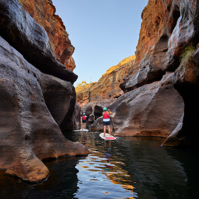 Twee personen standup paddle boarding in Australië Queensland Cobbold Gorge, SUP Tour in het tropische noorden