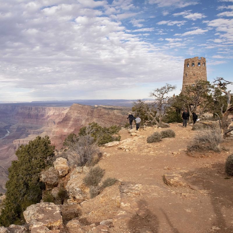 Uitkijktoren over de Grand Canyon met mensen die ernaast lopen