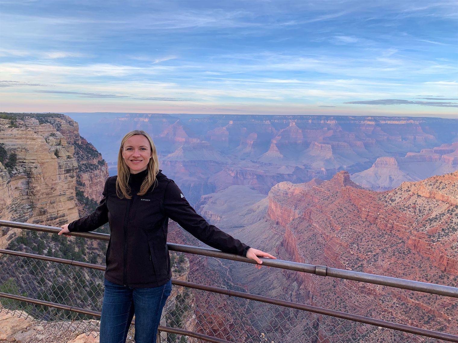 Frau an Aussichtspunkt im Grand Canyon Nationalpark in Arizona, USA