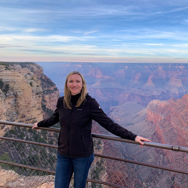 Vrouw bij een uitkijkpunt van de Grand Canyon National Park, in Arizona, VS