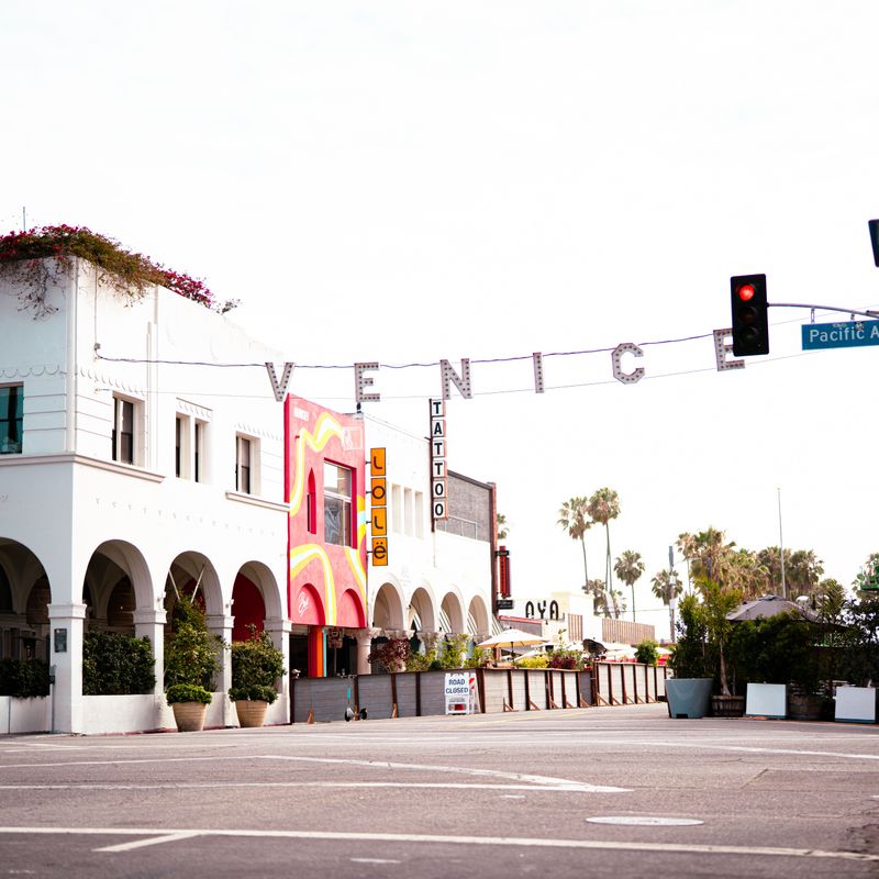 Venice Buchstaben zwischen Gebäuden in Los Angeles