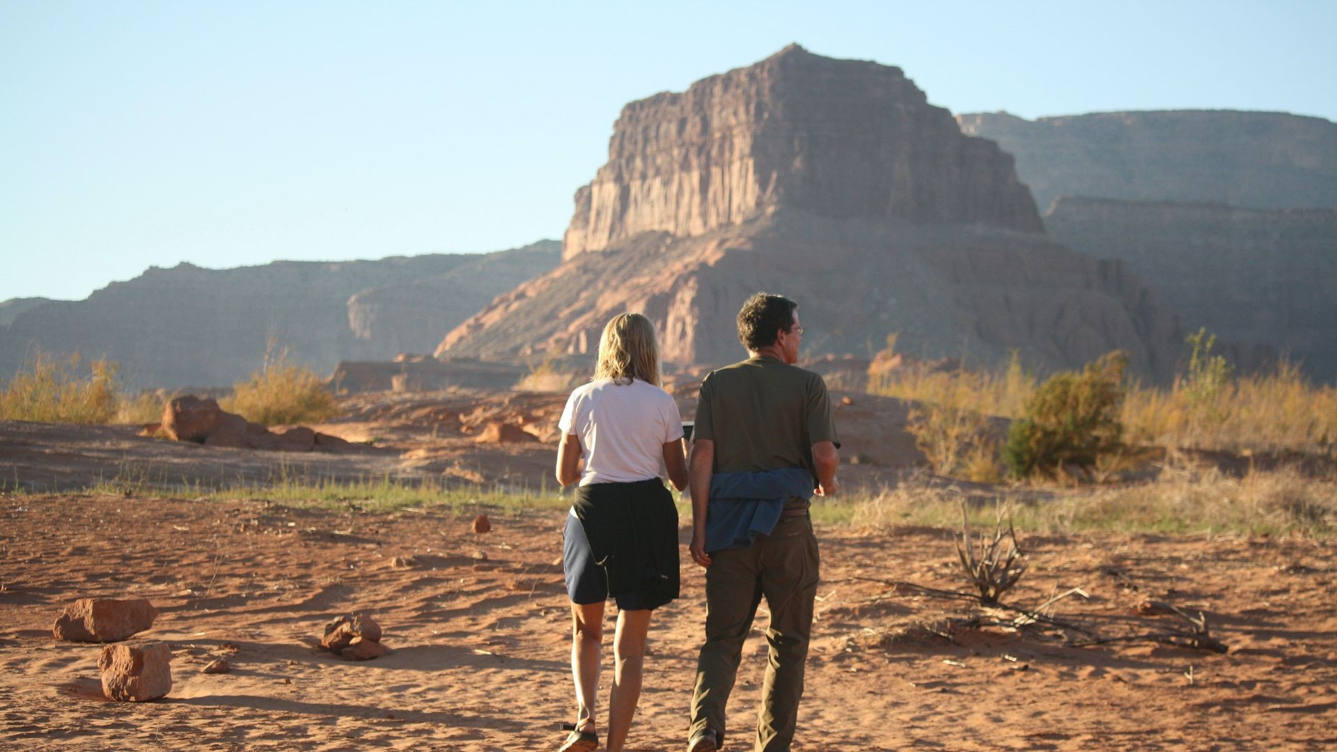 A couple walking along the Lake Powell trail in Arizona, USA