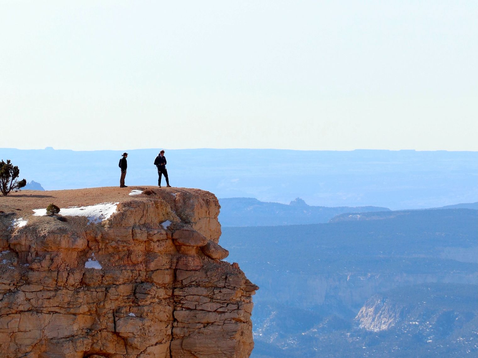 US Utah Bryce Canyon NP cliff side hikers chang he unsplash