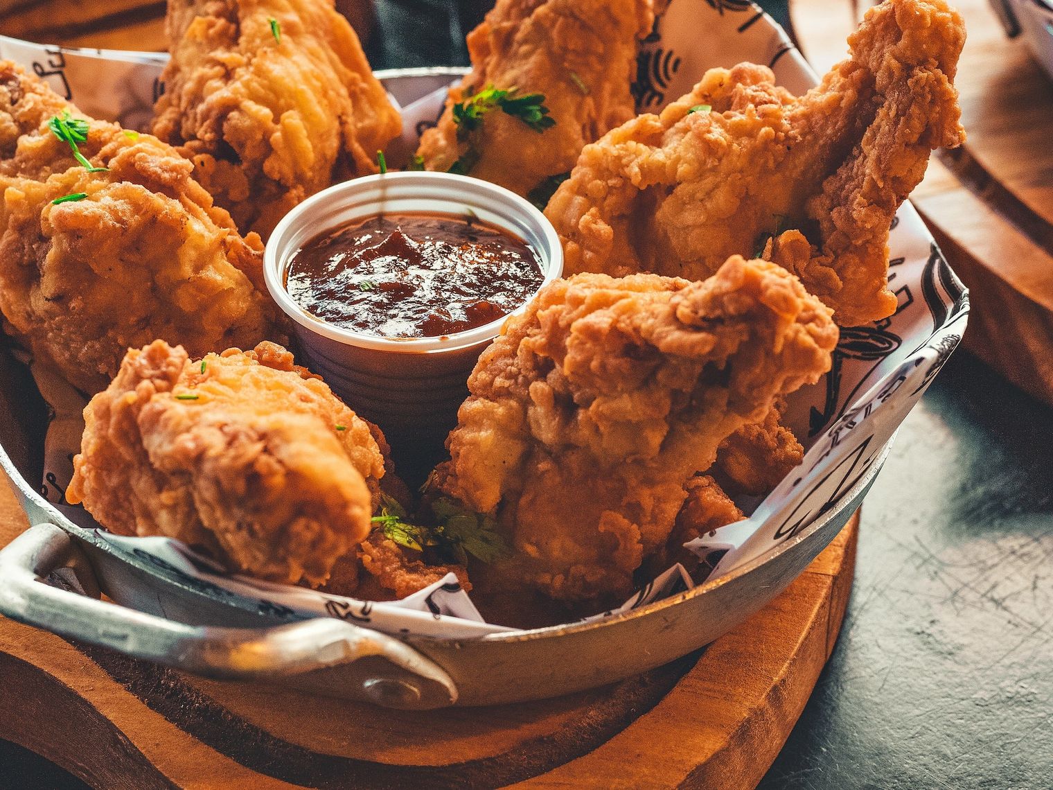 Knusprig frittiertes Hähnchen, das typische Kentucky Fried Chicken, serviert mit einem Dip