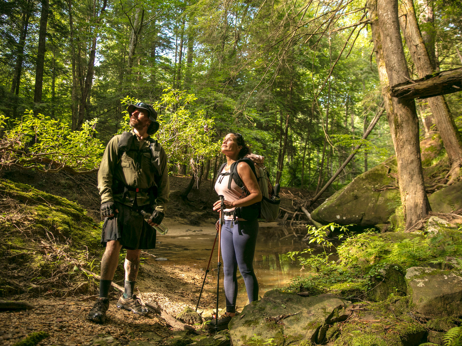 Zwei Wanderer hielten auf dem Wanderweg an, um die Aussicht auf den Bankhead National Forest in Alabama, USA, zu genießen