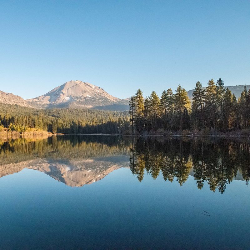 VS, Californië, Lassen Volcanic National Park: uitzicht vanaf het pad langs het meer