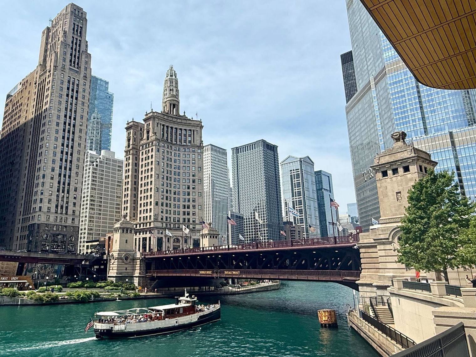 Ausflugsboot auf dem Chicago River vor der Skyline der Innenstadt mit historischen Gebäuden und Wolkenkratzer