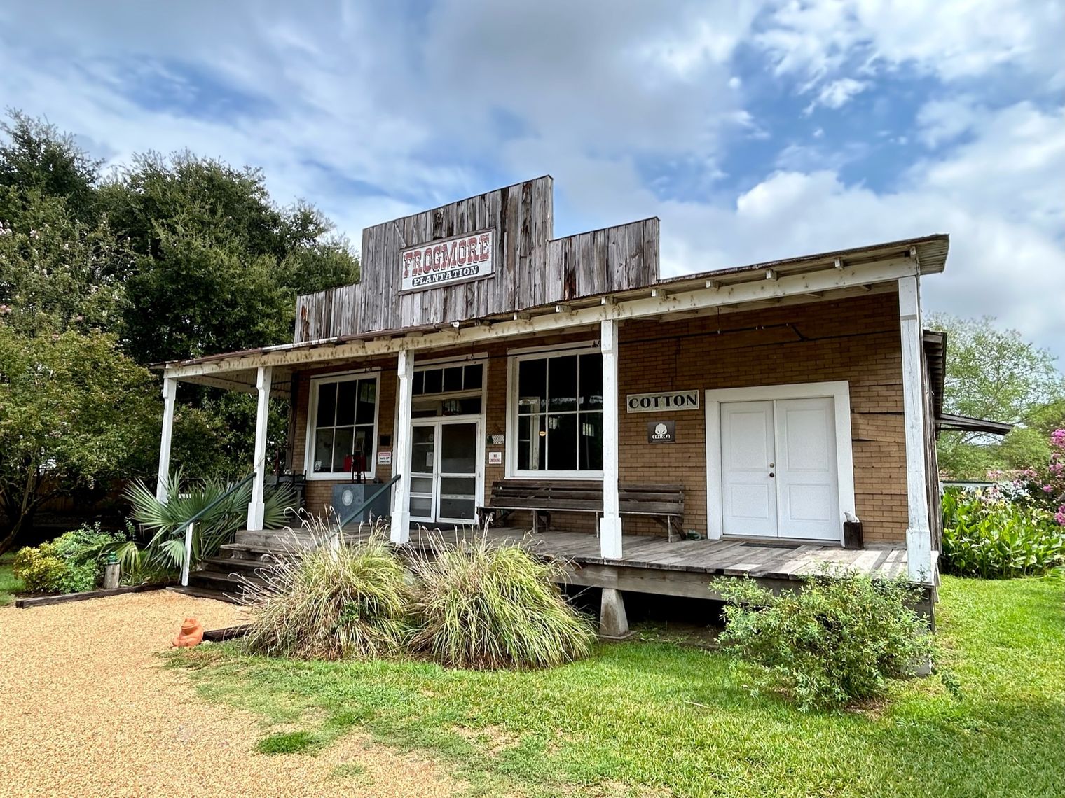 Historisches Gebäude aus Holz auf der Frogmore Plantation
