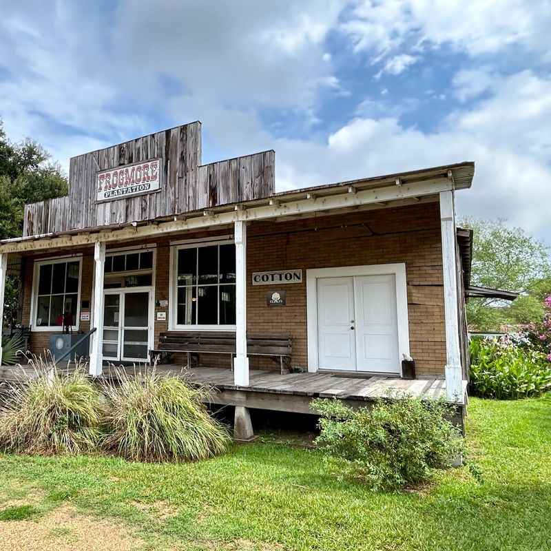 Historisches Gebäude aus Holz auf der Frogmore Plantation