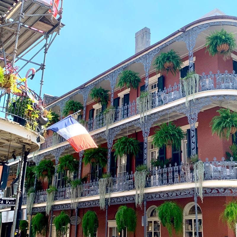 Historisches Eckgebäude mit Balkonen und Hängepflanzen in New Orleans