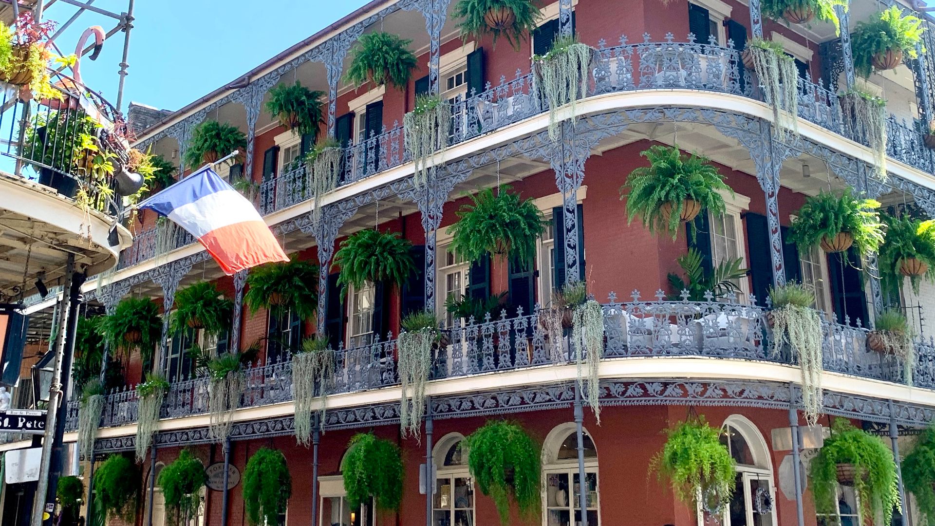 Historisches Eckgebäude mit Balkonen und Hängepflanzen in New Orleans