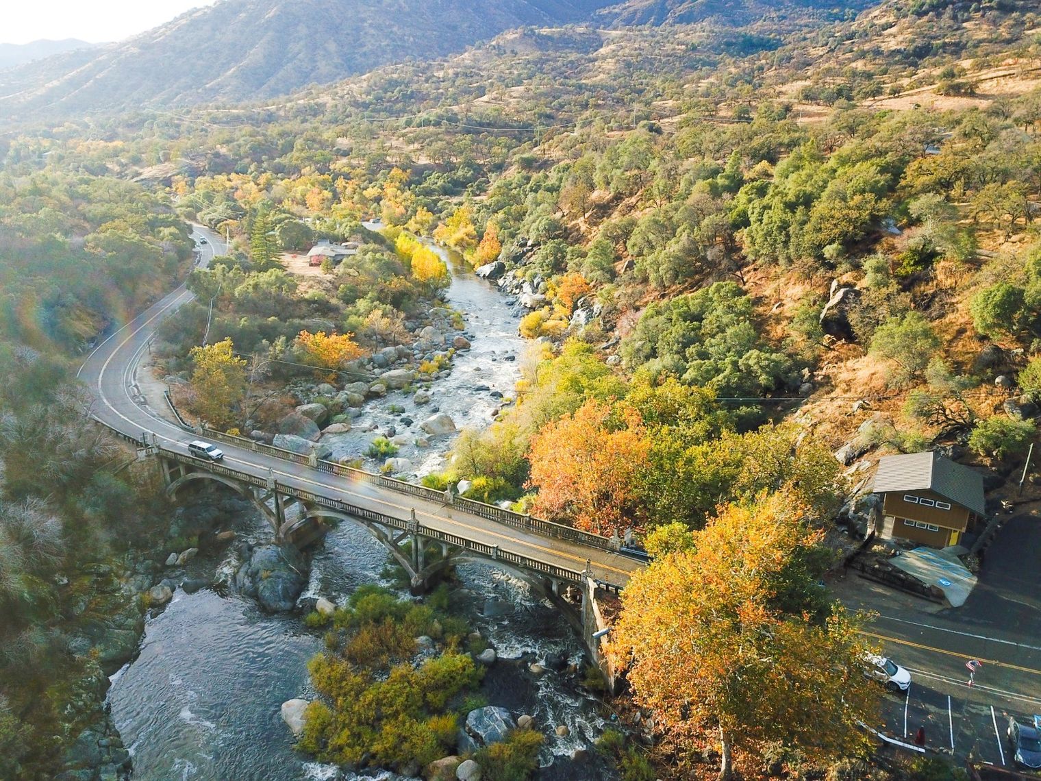 Straße geht über Fluss in herbstlicher Landschaft in den USA
