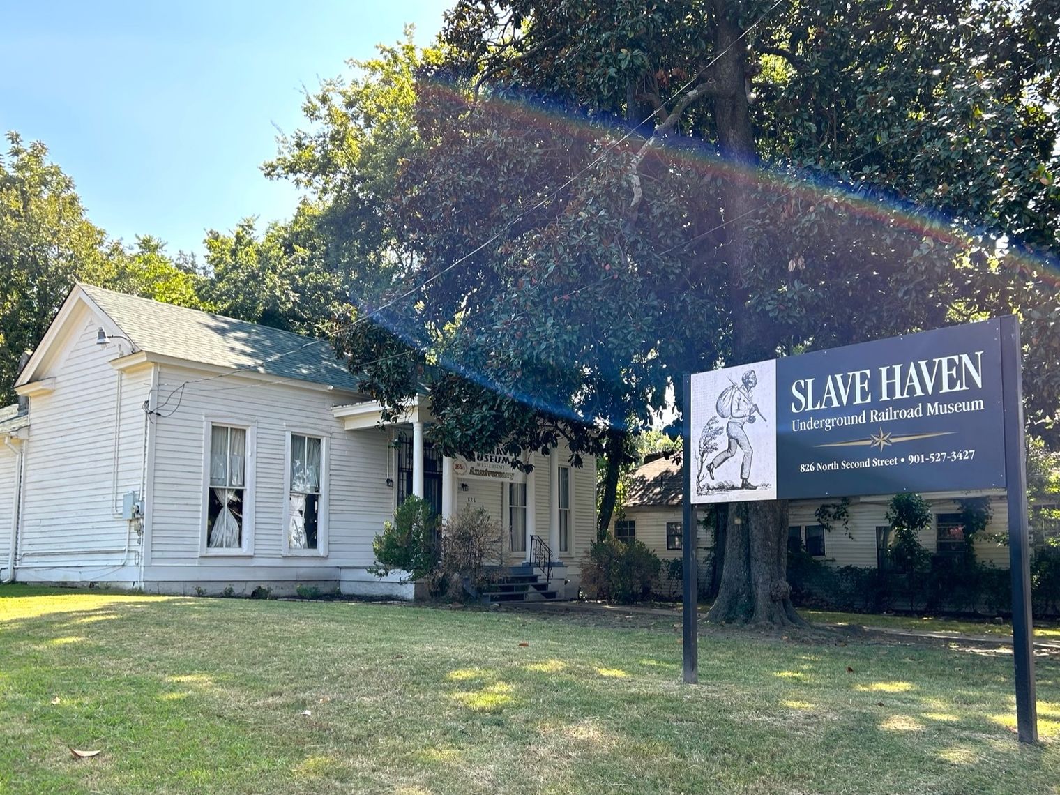 Museum "Slave Haven - Underground Railroad" in Memphis, umgeben von Bäumen