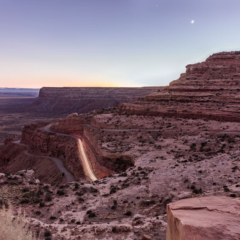 Uitzicht op de Moki Dugway-weg tegen een rotswand bij schemering